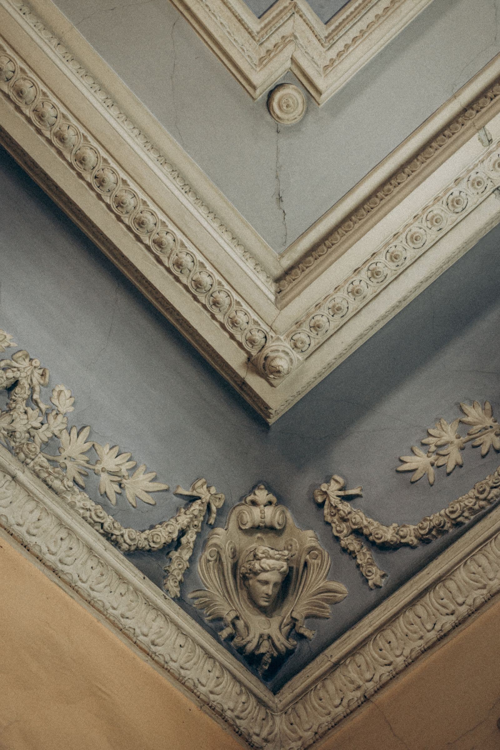 Détail d’une moulure de plafond en plâtre