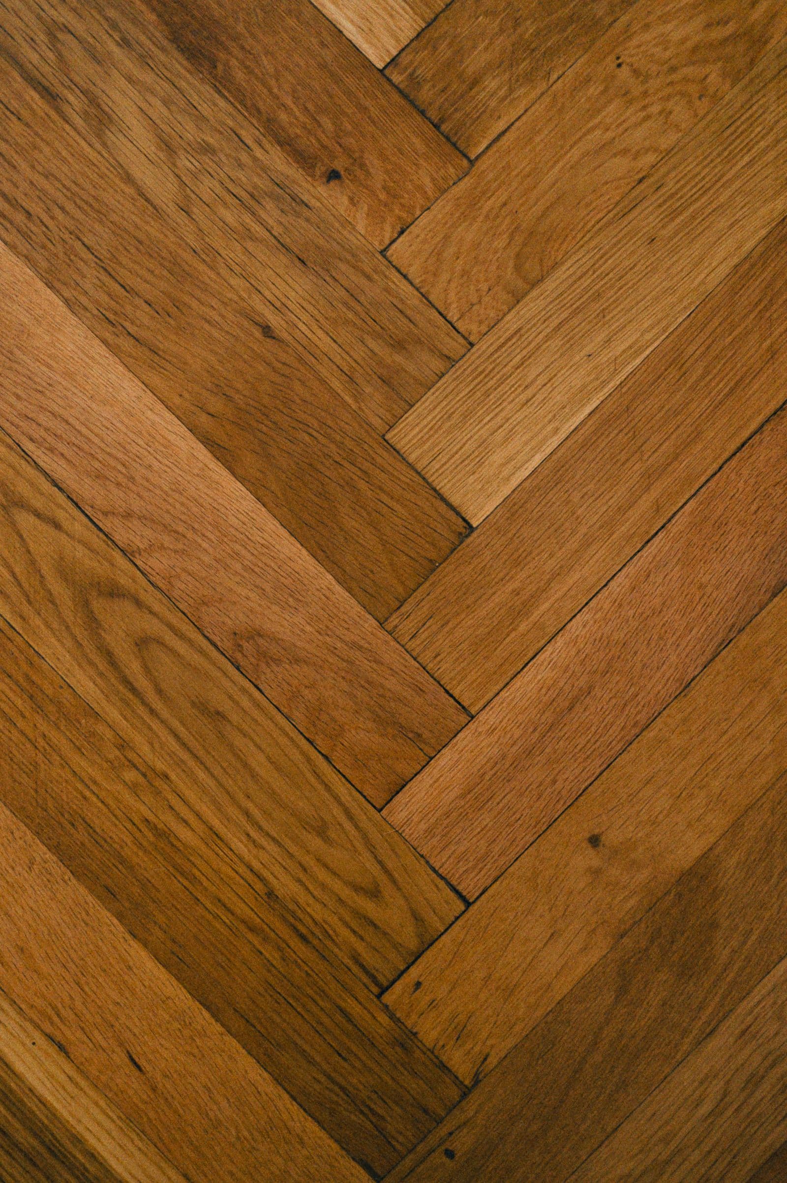Gros plan sur un parquet chevron ancien